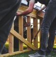 Operai edili che costruiscono una struttura con telaio in legno Operai edili che costruiscono una struttura con telaio in legno