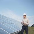 Ingegnere che ispeziona i pannelli solari in un impianto di energia rinnovabile. Ingegnere che ispeziona i pannelli solari in un impianto di energia rinnovabile.